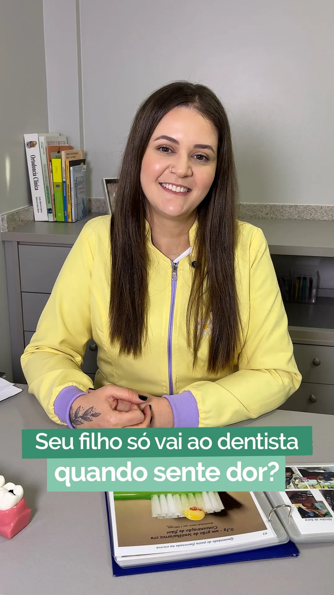 Dra. Adriele Lenzi sorrindo em seu consultório
